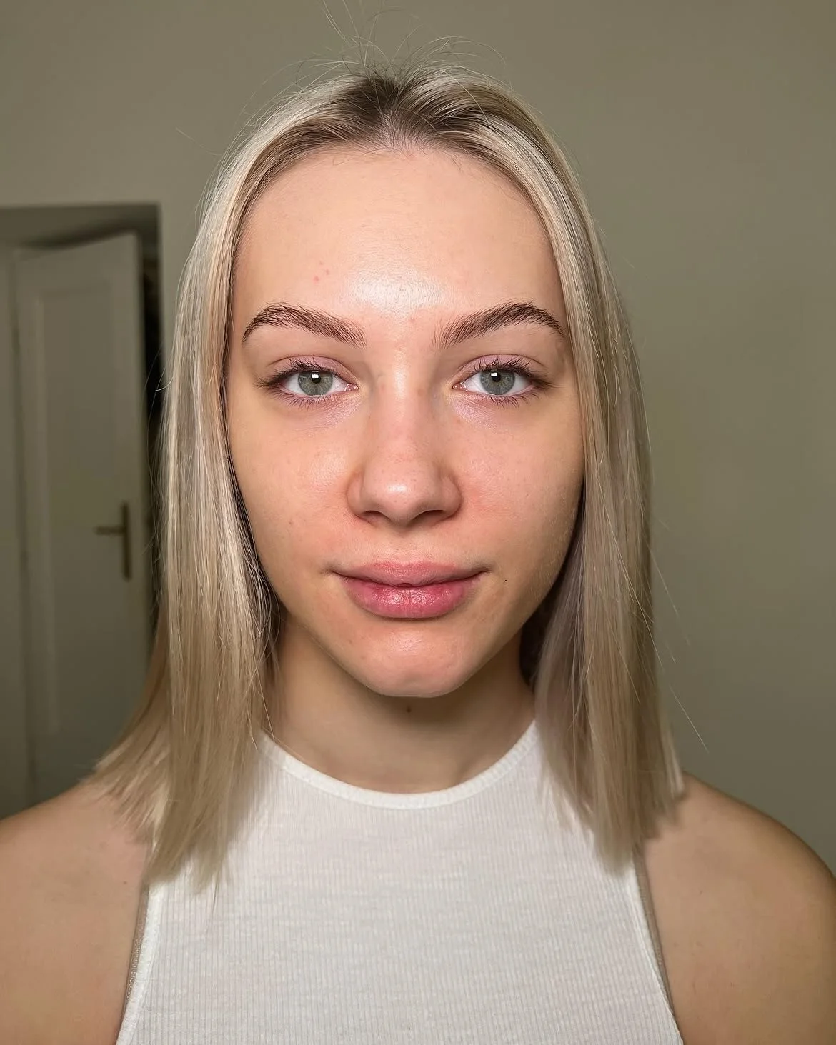 Klientka przed wizytą, twarz bez makijażu