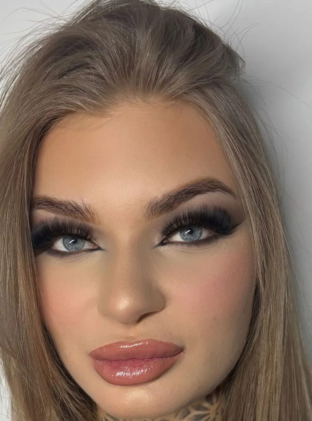 Portret klientki w makijażu okolicznościowym