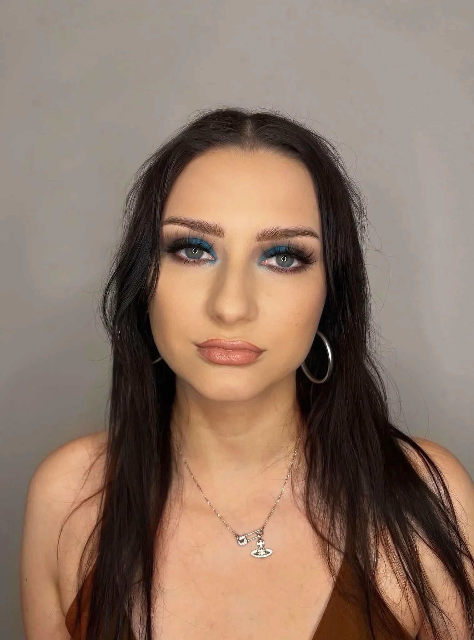 Klientka w makijażu okolicznościowym, portret na wprost