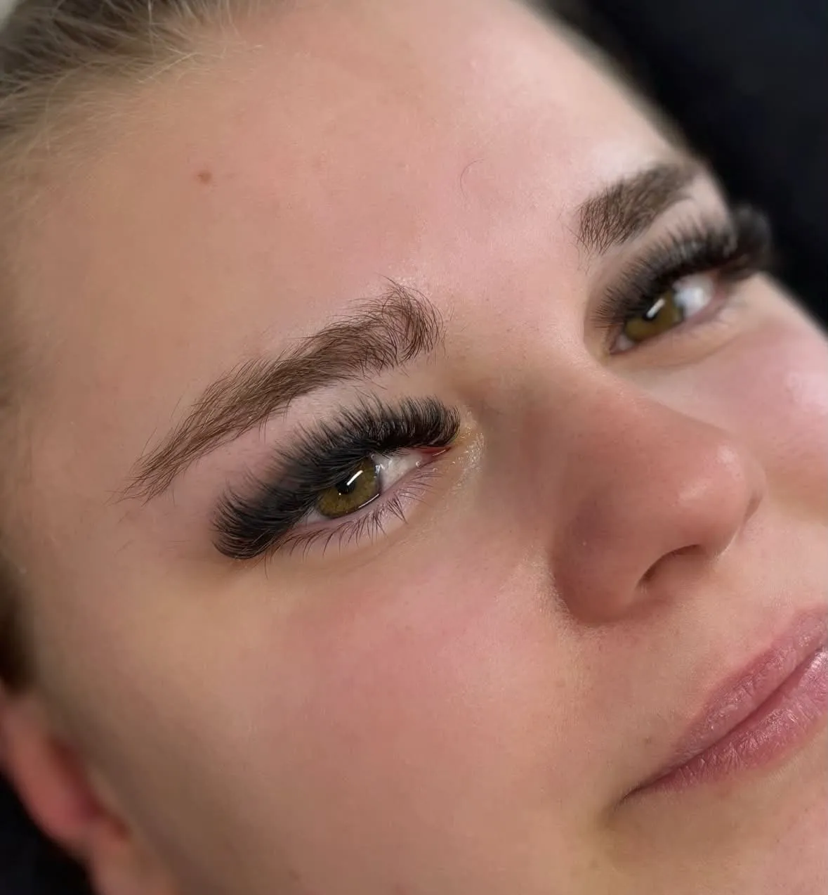 Klientka po stylizacji rzęs, ujęcie na wprost