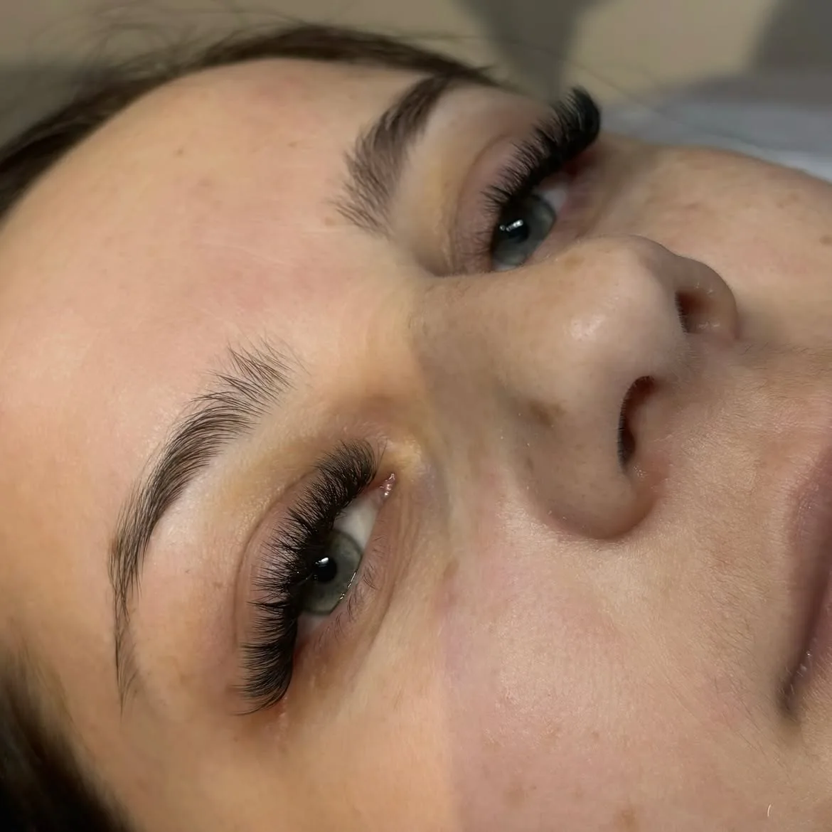 Gęste rzęsy objętościowe z efektem cat eye, zbliżenie na oczy